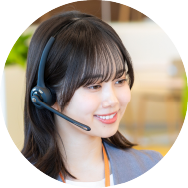 電話に出る女性の画像